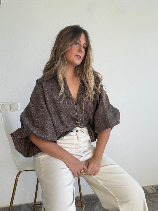 camisa oversize de cuadros marrón