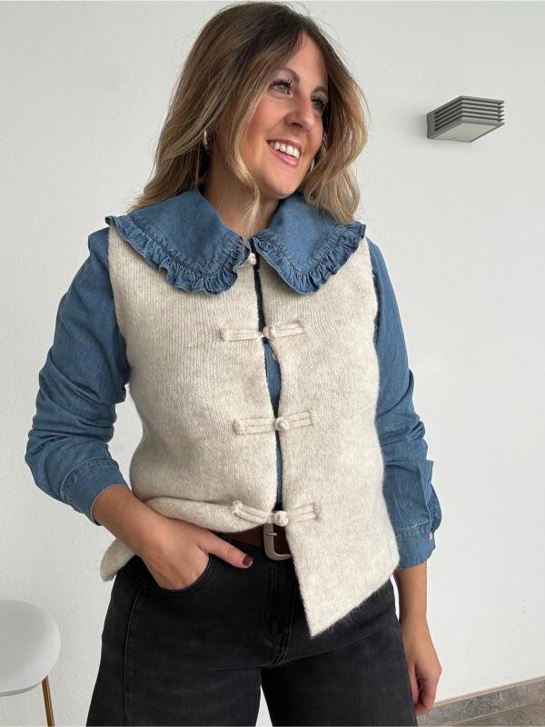 chaleco de punto beige con botones estilo nápoles