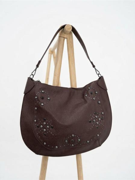 bolso media luna marrón grande con tachas