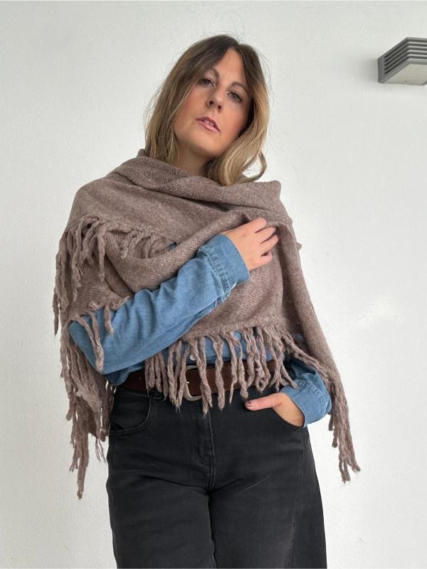 poncho con flecos marrón