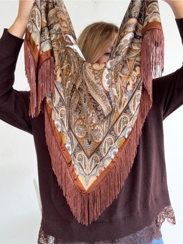 pañuelo con estampado de paisley y flecos