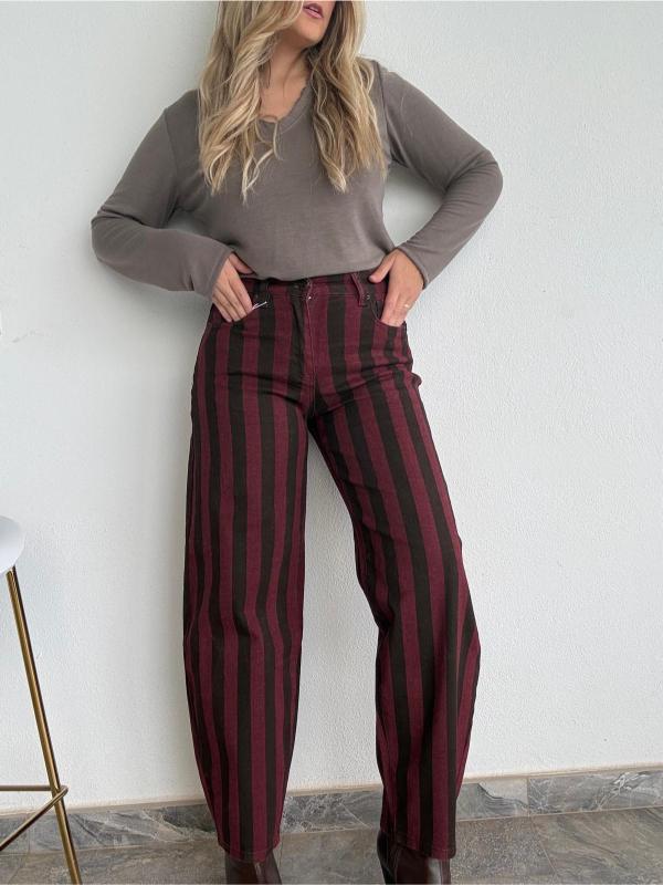 pantalón de rayas marrón y burdeos