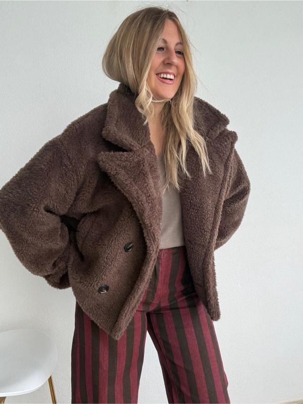chaqueta marrón de borreguito