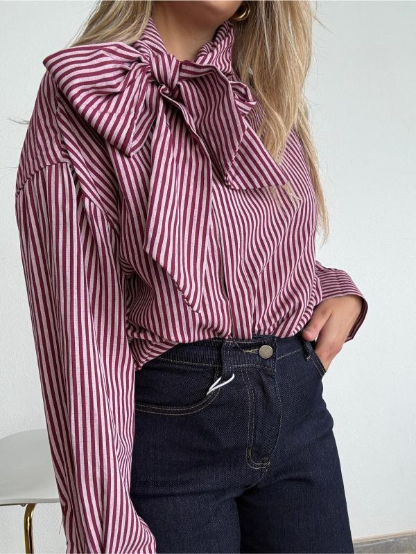 camisa de rayas burdeos con lazo