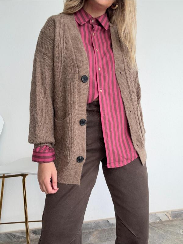 chaqueta de punto marrón