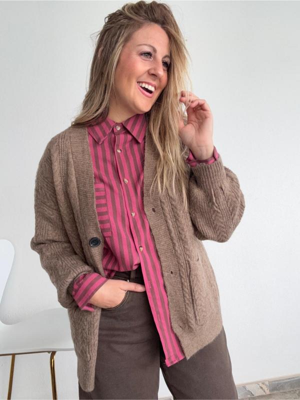 chaqueta de punto marrón