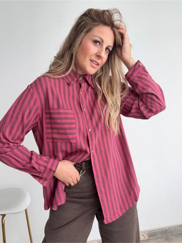 camisa de rayas rosa y marrón